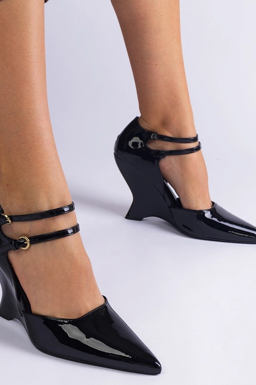 Čierne lakované lodičky na kline s...