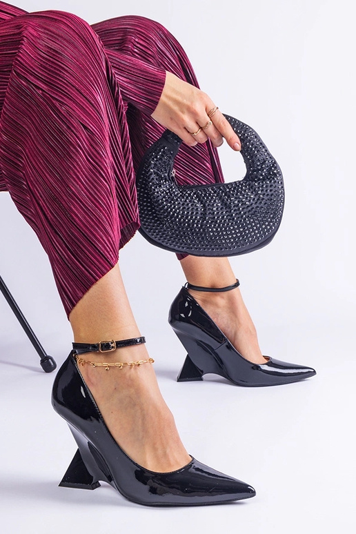 Čierne lakované lodičky na platforme...