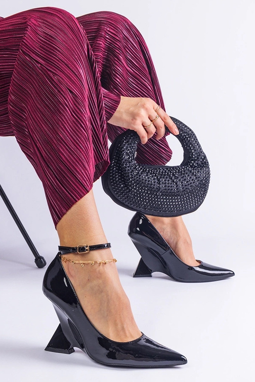 Čierne lakované lodičky na platforme...