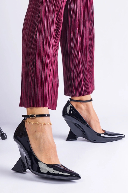 Čierne lakované lodičky na platforme...