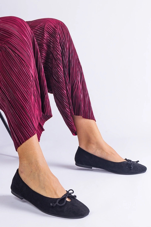 Čierne balerínky s ozdobnou mašľou...