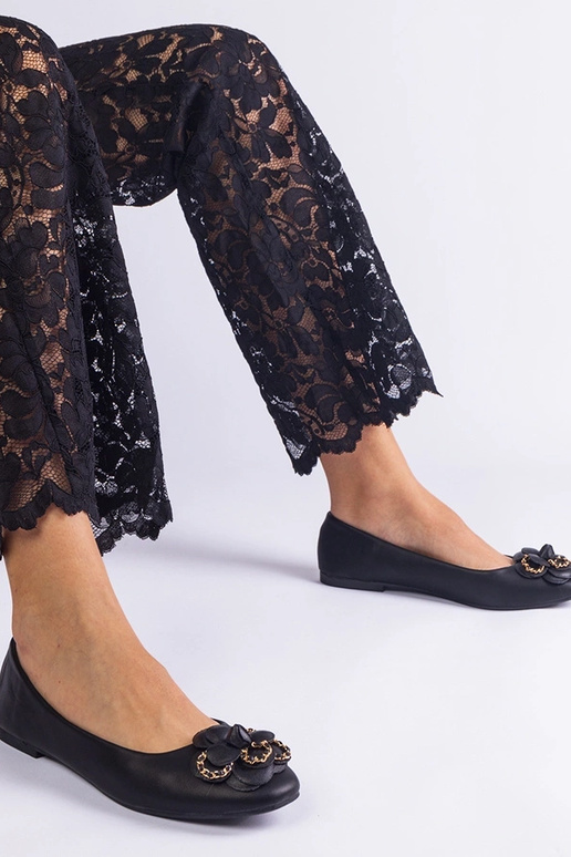 Čierne balerínky zdobené kvetom Amerika