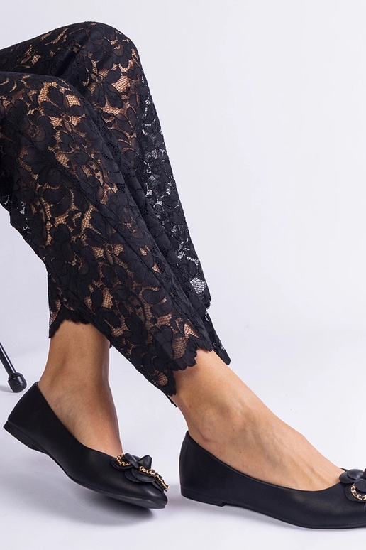 Čierne balerínky zdobené kvetom Amerika