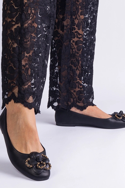 Čierne balerínky zdobené kvetom Amerika