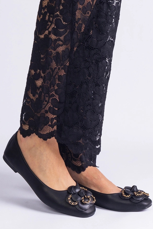 Čierne balerínky zdobené kvetom Amerika