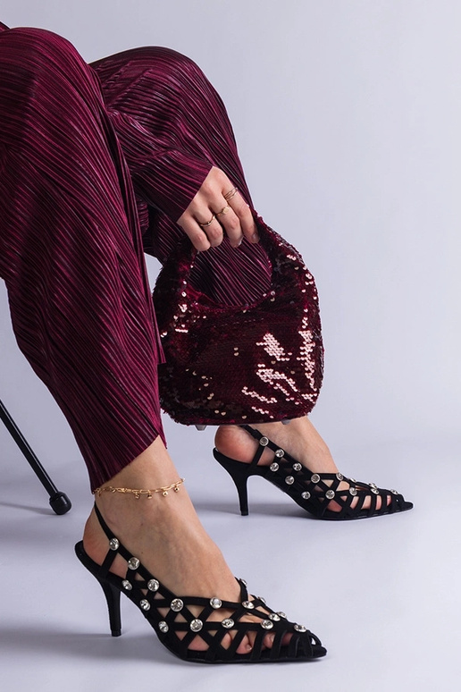 Čierne zapletané sandále s kamienkami...