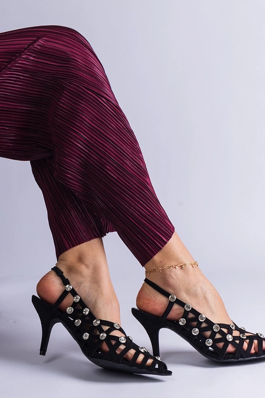 Čierne zapletané sandále s kamienkami...