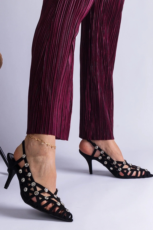 Čierne zapletané sandále s kamienkami...