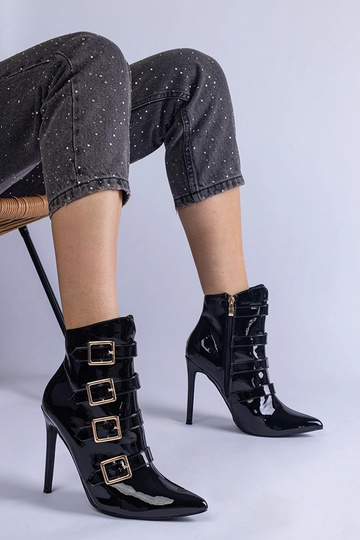 Čierne lakované čižmy na...