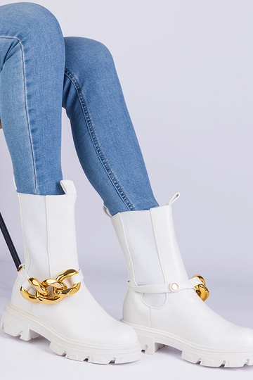 Biele členkové čižmy...