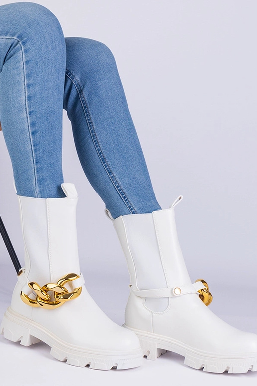 Biele členkové čižmy zdobené masívnou...