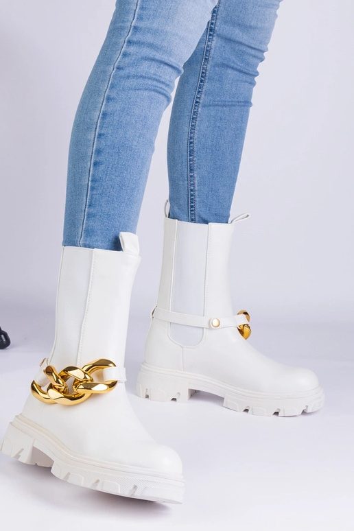 Biele členkové čižmy zdobené masívnou...