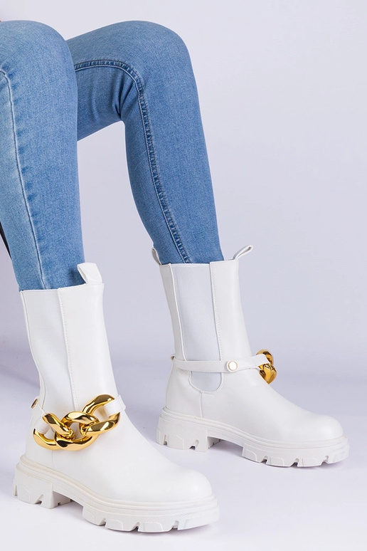 Biele členkové čižmy zdobené masívnou...