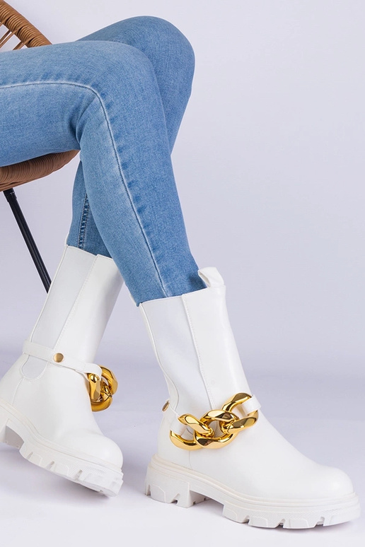 Biele členkové čižmy zdobené masívnou...