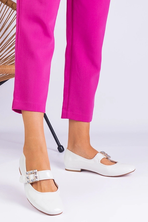Biele lakované balerínky zdobené...