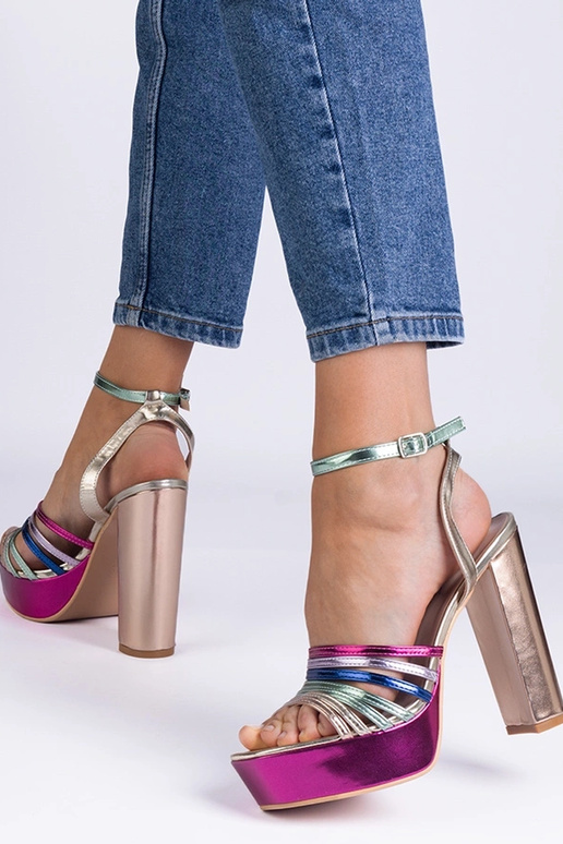 Pestrofarebné robustné sandále... Pestrofarebné robustné sandále...