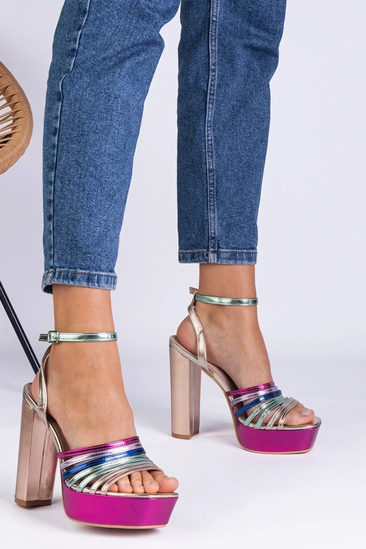 Pestrofarebné robustné sandále... Pestrofarebné robustné sandále...