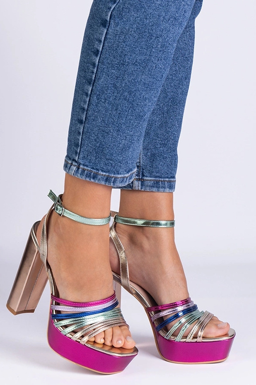 Pestrofarebné robustné sandále... Pestrofarebné robustné sandále...