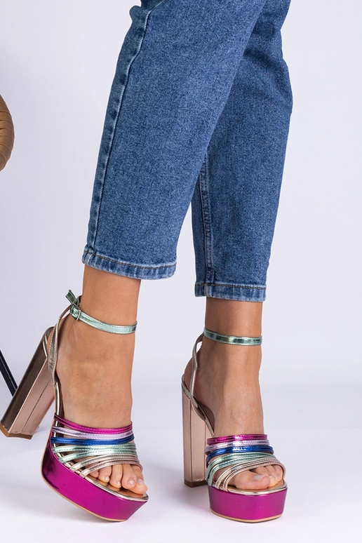 Pestrofarebné robustné sandále... Pestrofarebné robustné sandále...