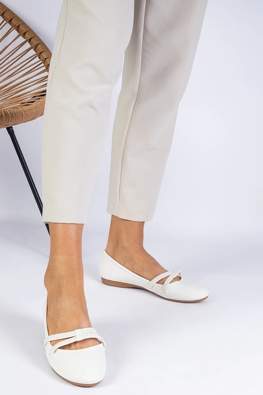 Biele dámske balerínky z matnej...