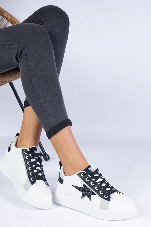 Biele tenisky zdobené trblietavou...