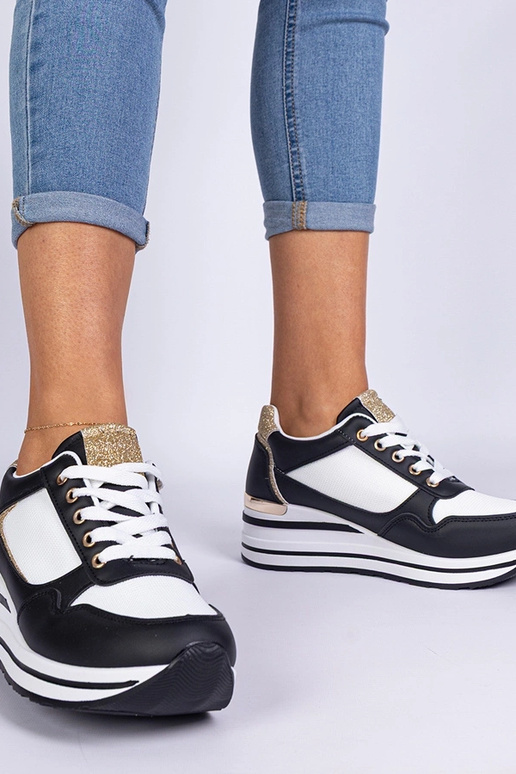 Čierne sneakersy zdobené trblietkami...