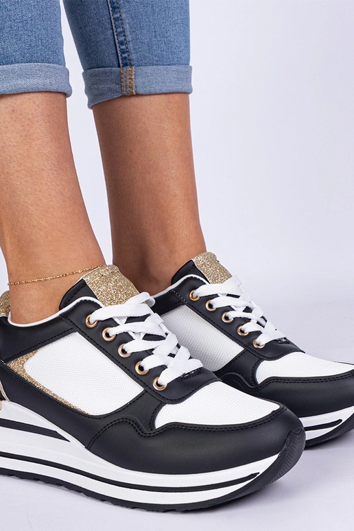 Čierne sneakersy zdobené trblietkami...