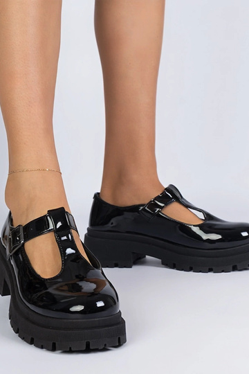 Čierne lakované poltopánky... 2