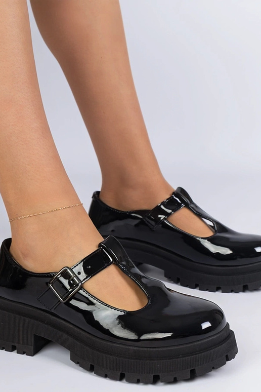 Čierne lakované poltopánky na...