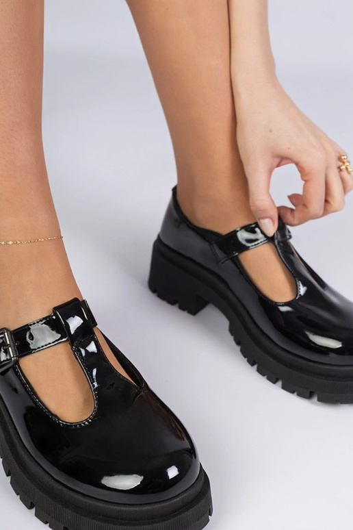 Čierne lakované poltopánky na...