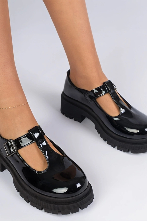 Čierne lakované poltopánky na...