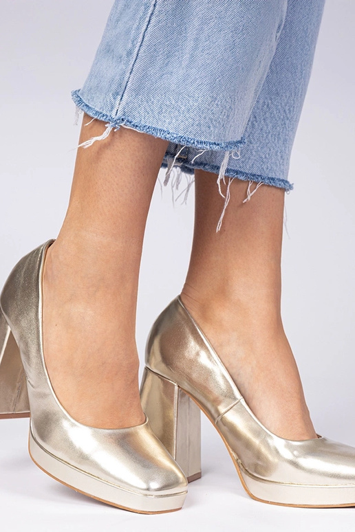 Zlaté lodičky na masívnom podpätku so... Zlaté lodičky na masívnom podpätku so...