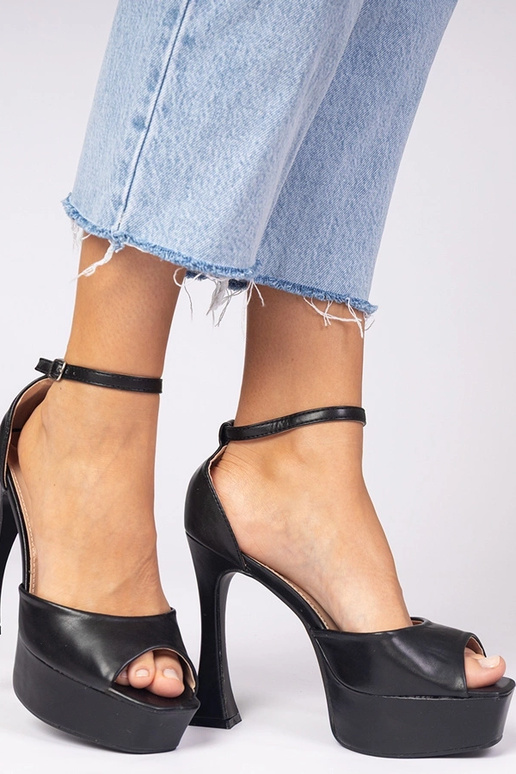 Čierne sandále na vysokom podpätku Tesli