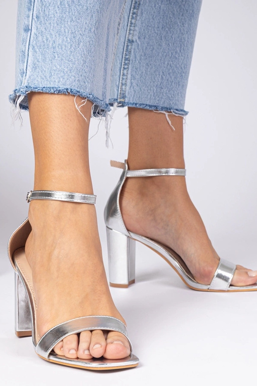 Strieborné sandále na vysokom...