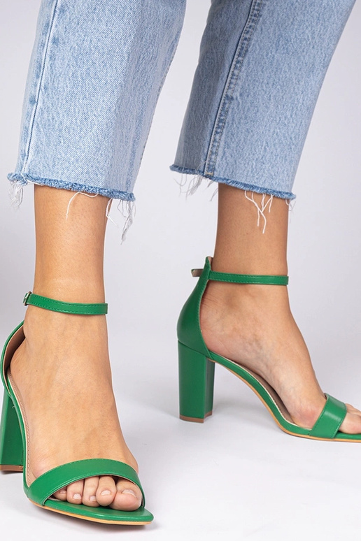 Zelené sandále na vysokom podpätku...