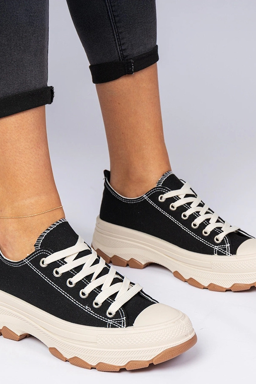 Čierne tenisky na hrubej podrážke...