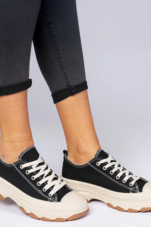 Čierne tenisky na hrubej podrážke...