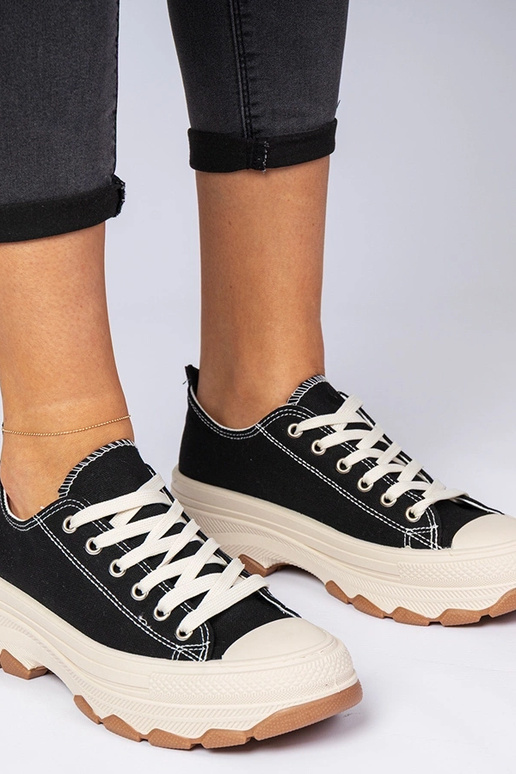 Čierne tenisky na hrubej podrážke...