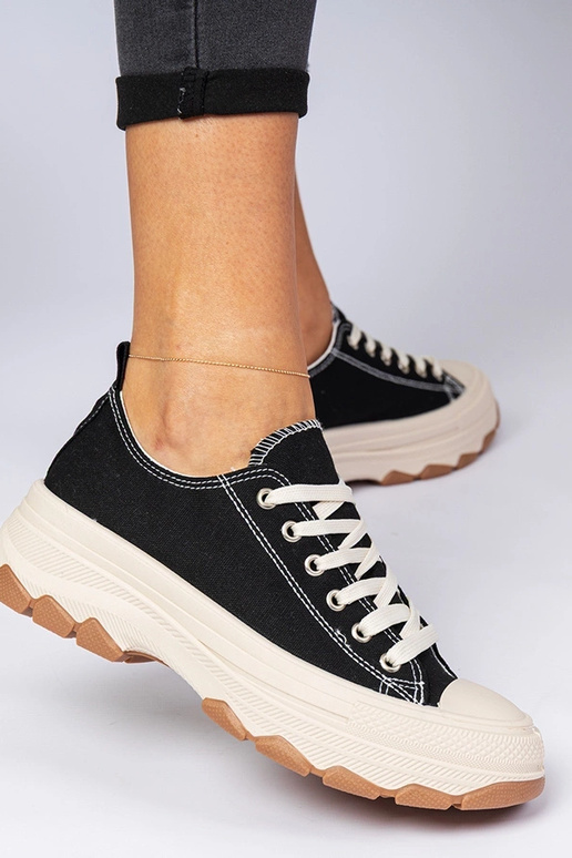 Čierne tenisky na hrubej podrážke...