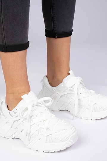 Biele sneakersy na masívnej...