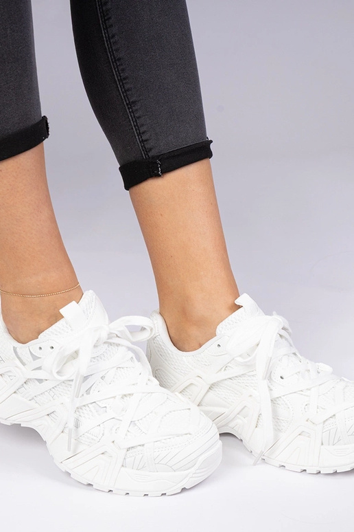 Biele sneakersy na masívnej podrážke...