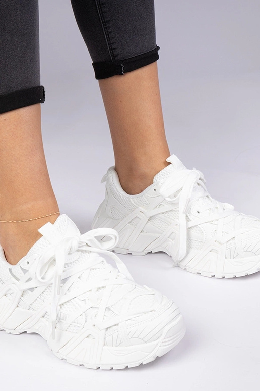 Biele sneakersy na masívnej podrážke...