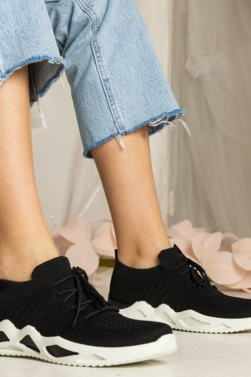 Čierne tenisky s ponožkovou špičkou...