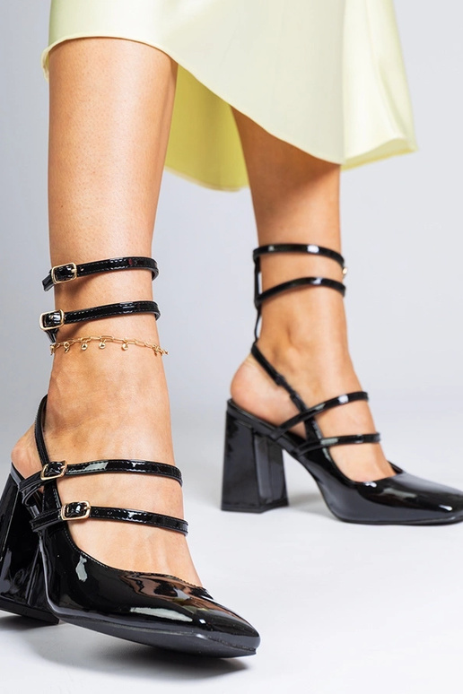 Čierne lakované lodičky na podpätku... Čierne lakované lodičky na podpätku...