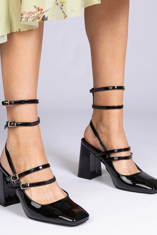 Čierne lakované lodičky na podpätku... Čierne lakované lodičky na podpätku...