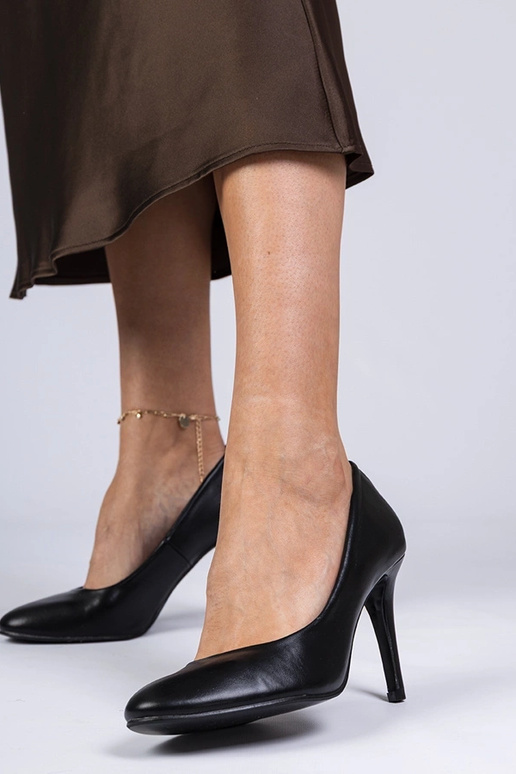 Čierne klasické dámske vysoké topánky... Čierne klasické dámske vysoké topánky...