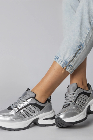 Strieborné športové topánky...