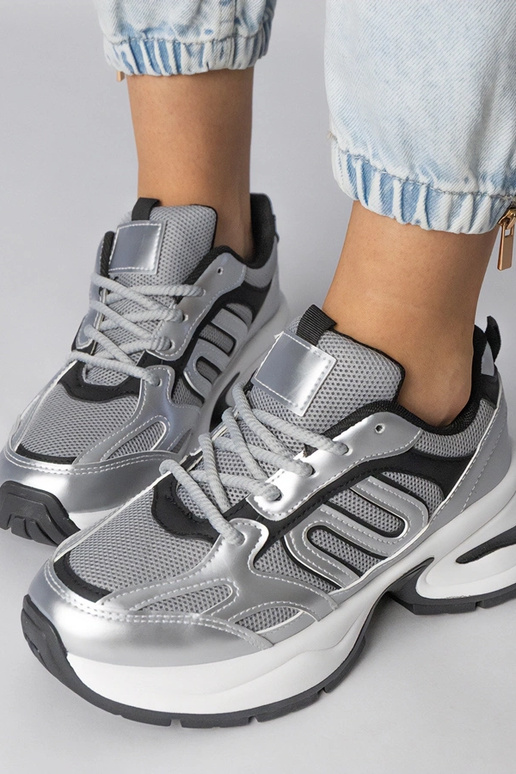 Strieborné športové topánky na...