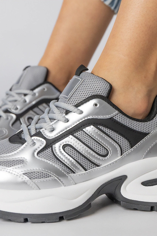 Strieborné športové topánky na...