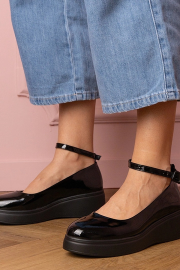 Čierne lakované dámske...